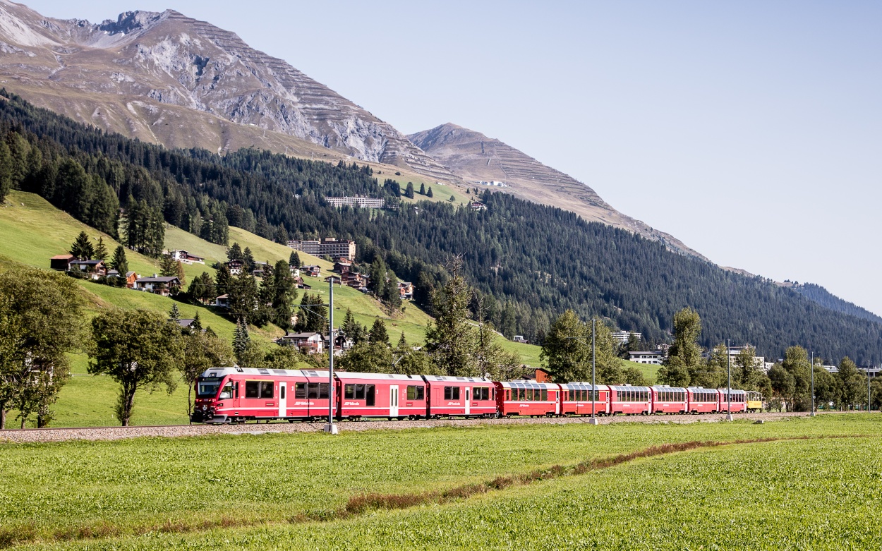 Schweizer Panoramazüge Von den Bergen zu den Palmen Engadin Bernina-Express Tirnao St.Moritz