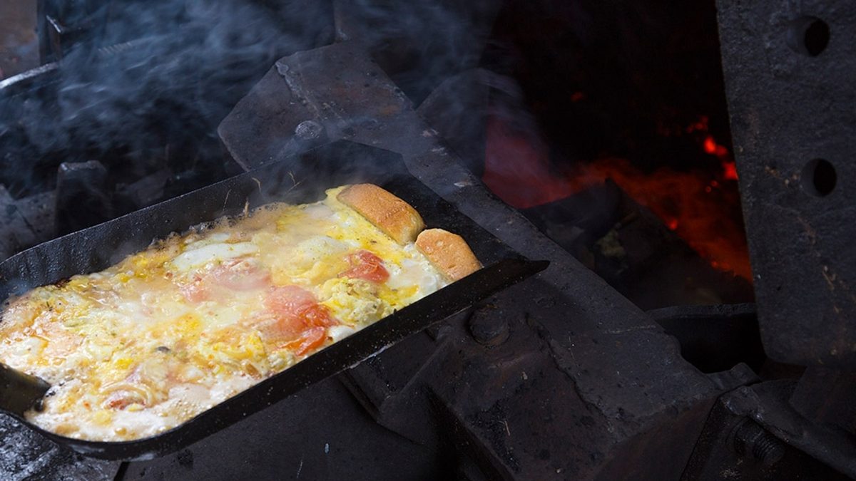 Dampflok, Finnland Ei Eigelb Eiweiss, Öl Schmalz Fett Käse Tomaten Schinken Zwiebeln Pilze, Eierspeise, omelett, omelet, Lachs, Frühstück, english Breakfast, scrambled eggs