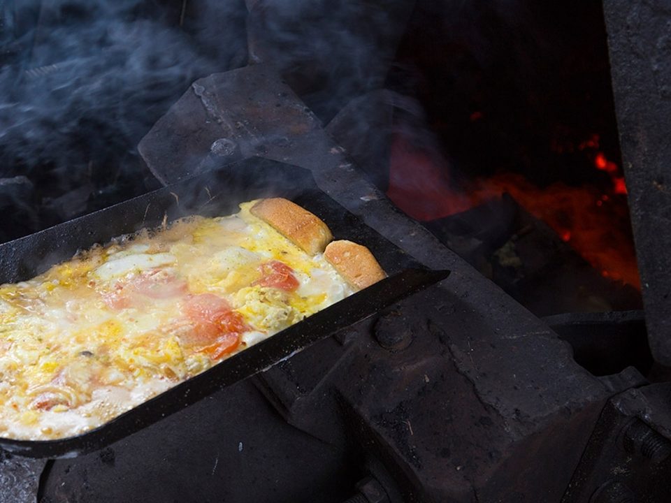 Dampflok, Finnland Ei Eigelb Eiweiss, Öl Schmalz Fett Käse Tomaten Schinken Zwiebeln Pilze, Eierspeise, omelett, omelet, Lachs, Frühstück, english Breakfast, scrambled eggs