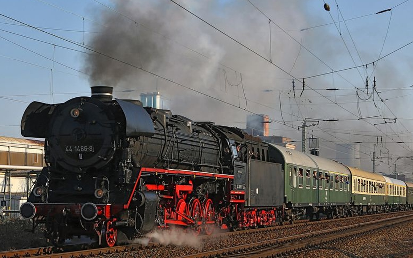 nostalgische Zeitreise Dampfzug Schnellzug Dresden Prag Trabant Meißen Dampflokomotive Dampfschiff Oldtimer Omnibus