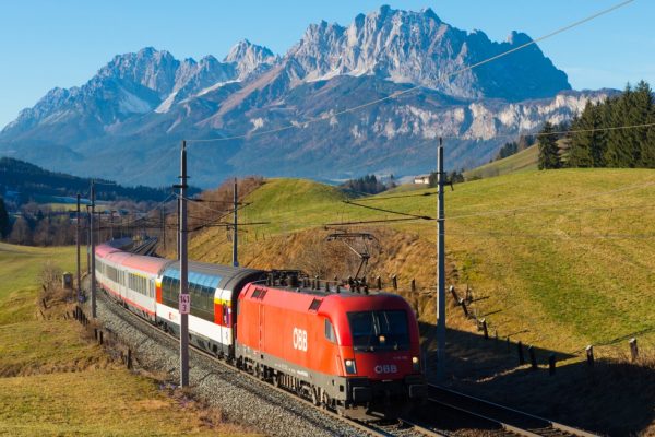 Eisenbahn Trans Alpine Express Österreich Schweiz Berge