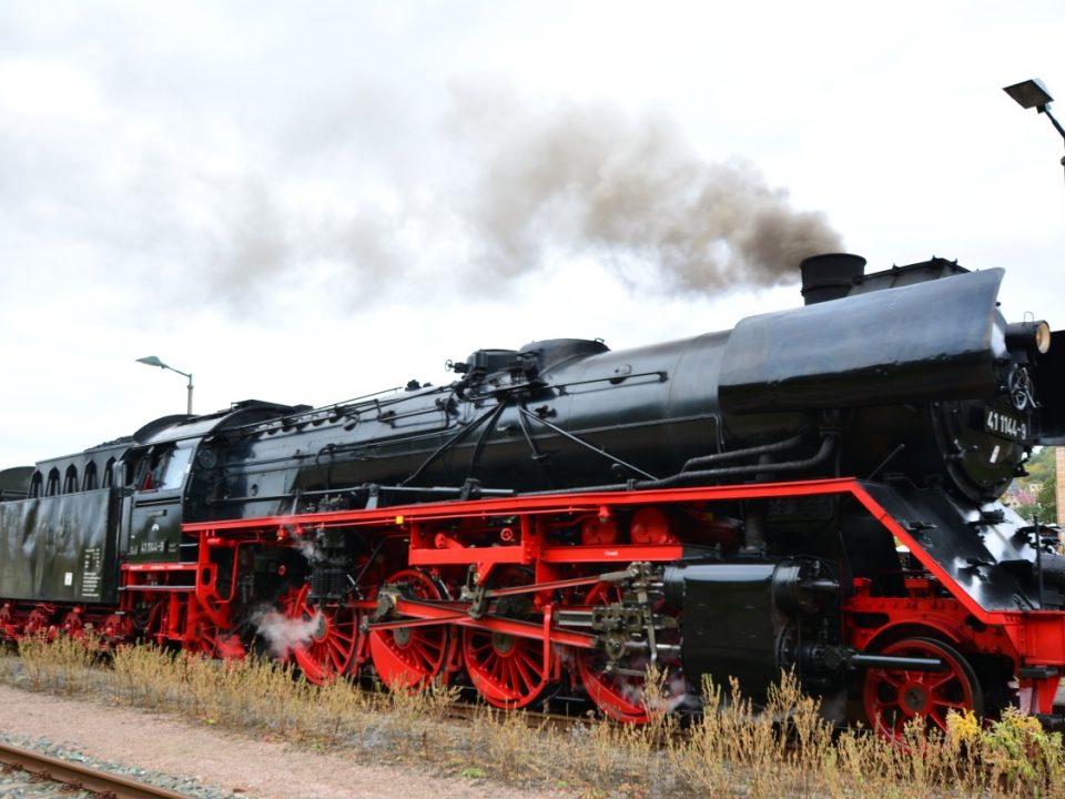 Eisenbahn Dampfzug, Oldtimer Omnibus, Nostalgie Leipzig, Dampfzug NostalgieDampfzug Leipzig Staßfurt Dampflokomotive Dampflok Deutschland Damals