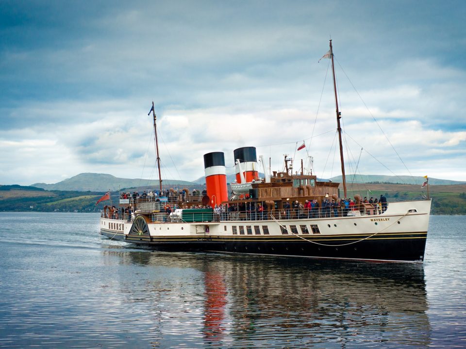 Schaufelrad-Dampfer Dampfschiff Waverley Schottland Großbritannien Nostalgie